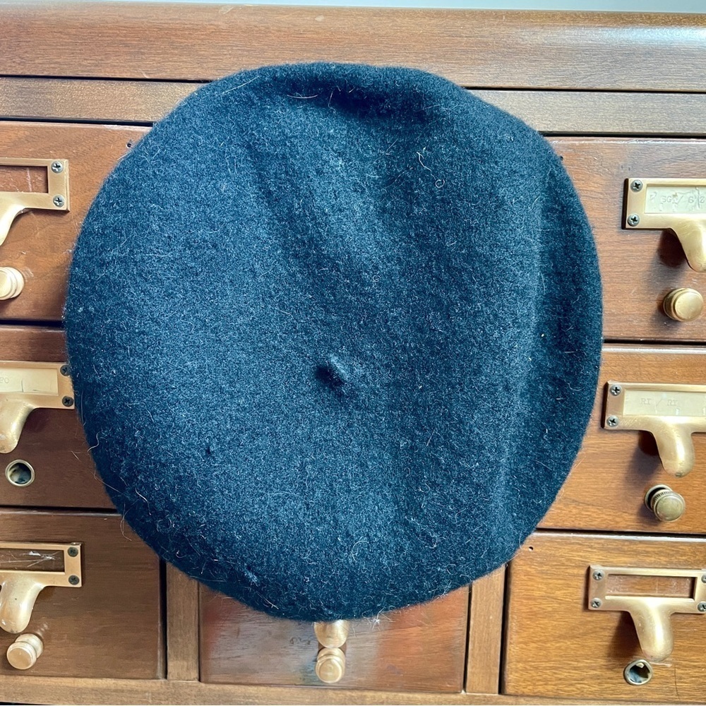 Black 100% Lambswool Beret Hat Neutral Quiet Luxury Classic